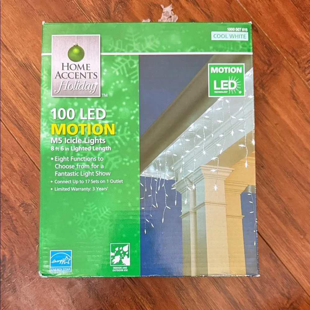NWOT Home Accents Holiday Cook White Motion LED 100 LED M5 Icicle Lights 8 ft 6”